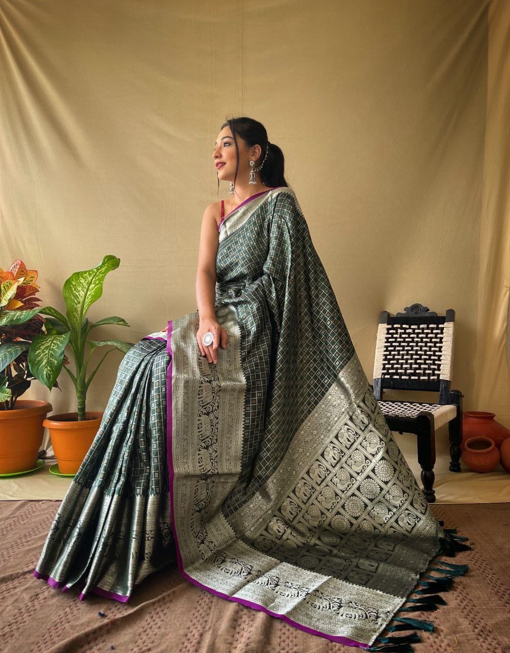 Pure n Soft Rajwadi Pashmina Silk Weaving Saree With Kashmiri Thread Wooven Pallu Having Fancy Tassels With Heavy Rajwadi N Zari Weaving Border With Running Butti Blouse - Haxberry